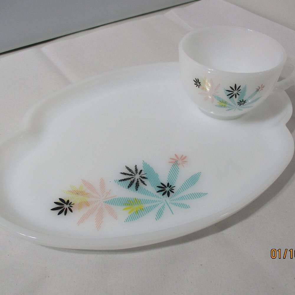 Vintage MCM  Atomic Flower Milk Glass  Coffee Patio Snack Set Tray & Cup - Picture 11 of 12
